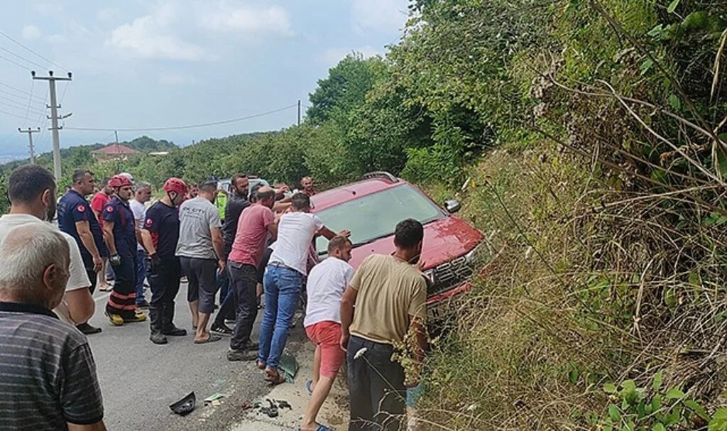Kontrolden çıkan otomobil yan yattı: 3 yaralı