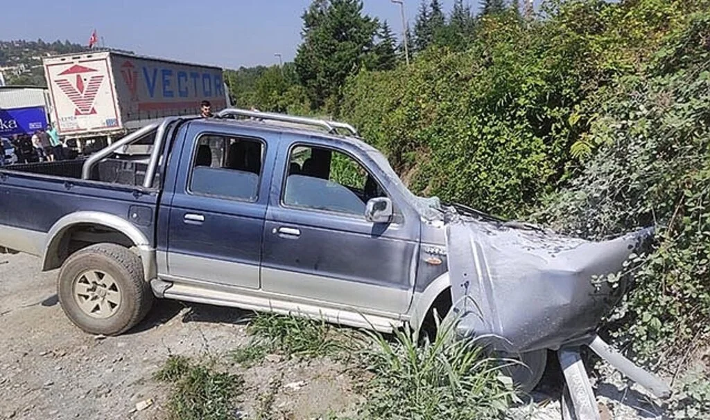 Kontrolden çıkan pikap tıra arkadan çarptı: 3 yaralı