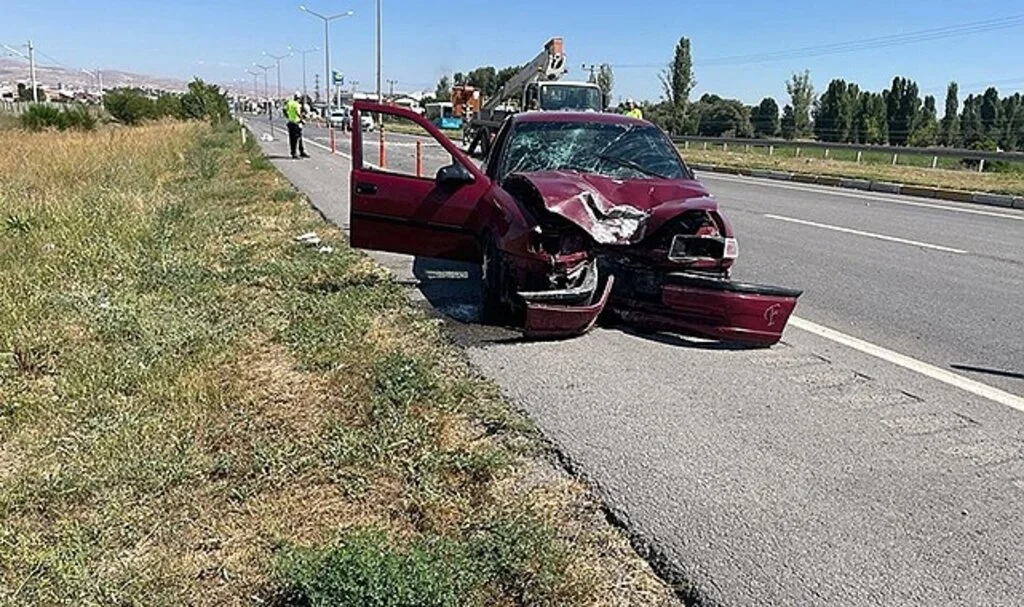 Kontrolden çıktı aydınlatma direğine çarptı