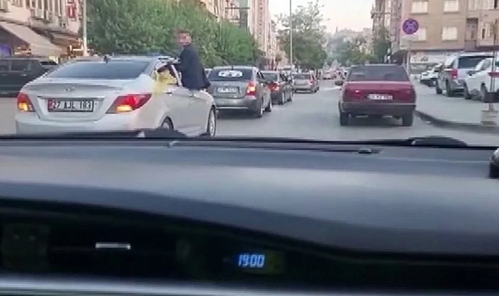 Konvoy yaparak trafiği tehlikeye atan 17 araca ceza