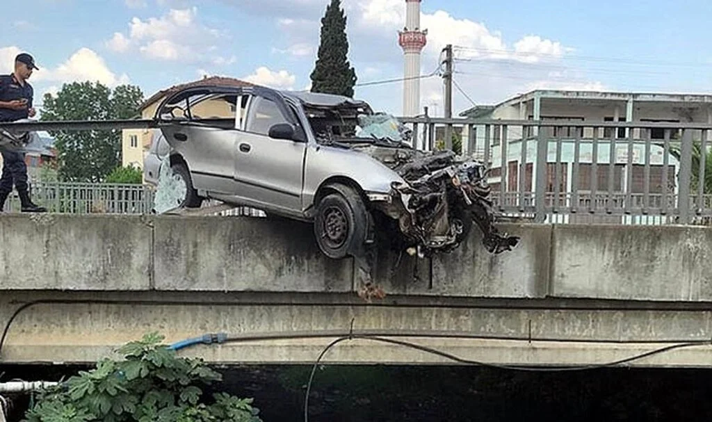 Köprünün korkulukları otomobile ok gibi saplandı: 1 yaralı