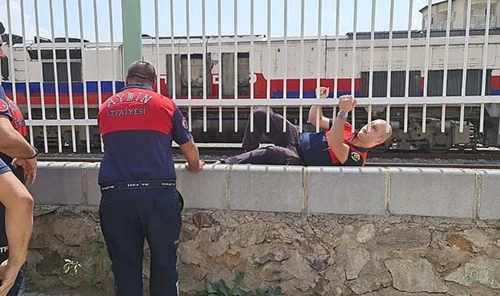 Korkulukları aşan itfaiye erleri trendeki yangına müdahale etti