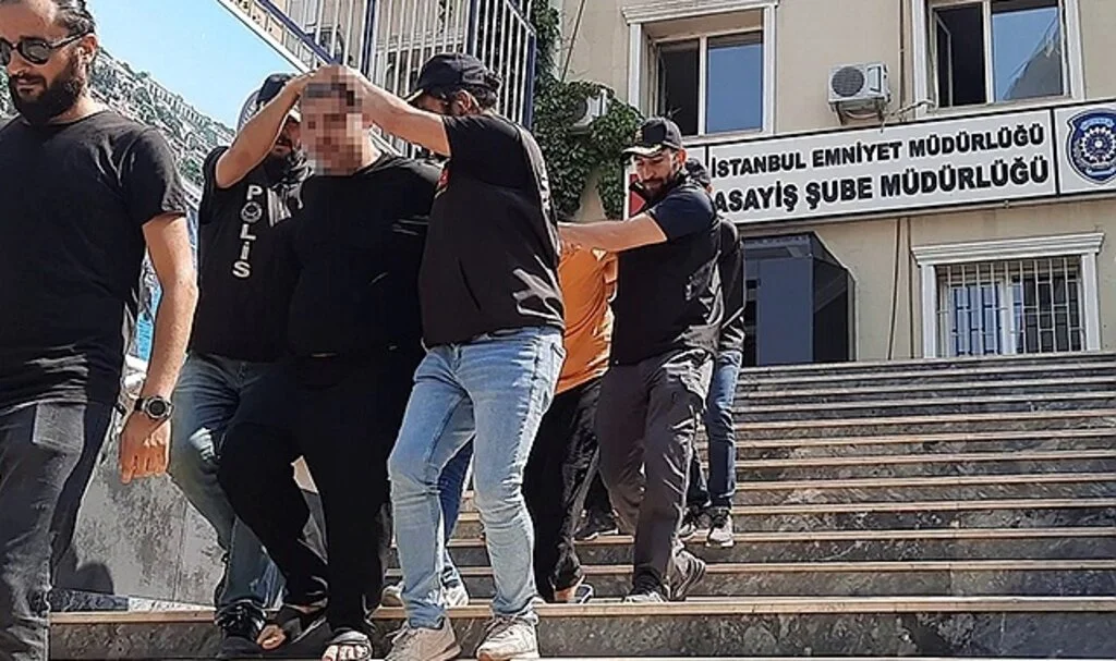 Korkunç cinayet: Arkadaşını evinde öldürdü