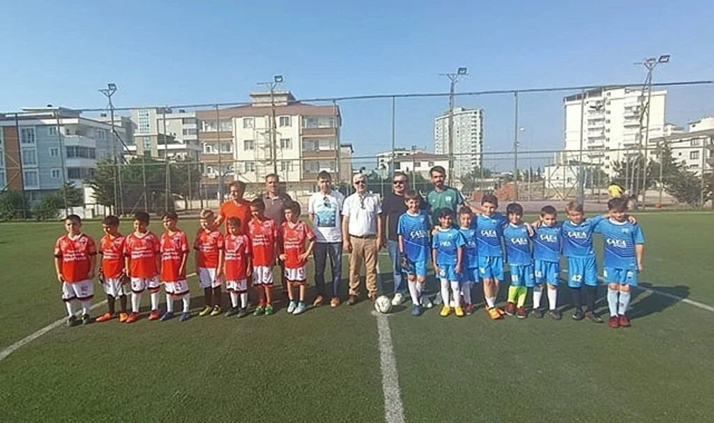  Küçük Adamlar sahaya indi