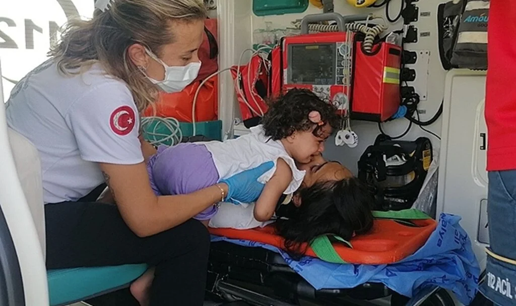 Küçük çocuk kazada yaralanan annesini biran olsun bırakmadı