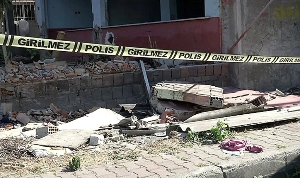 Küçükçekmece’de oyun oynayan bir çocuğun üzerine bahçe duvarı çöktü