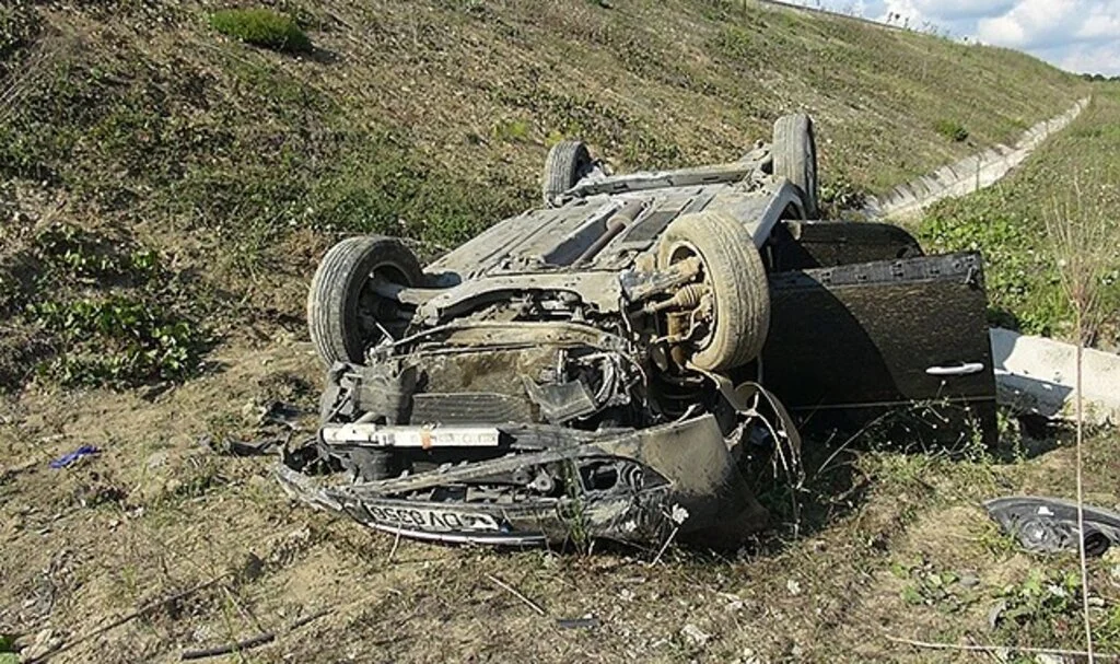 Kuzey Marmara Otoyolu'nda bariyerlere çarpan otomobil 100 metreden şarampole uçtu