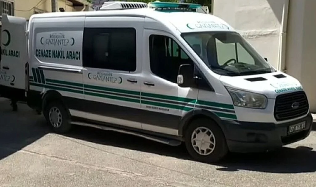 Lastiği patlayan motosiklet takla attı, sürücüsü öldü