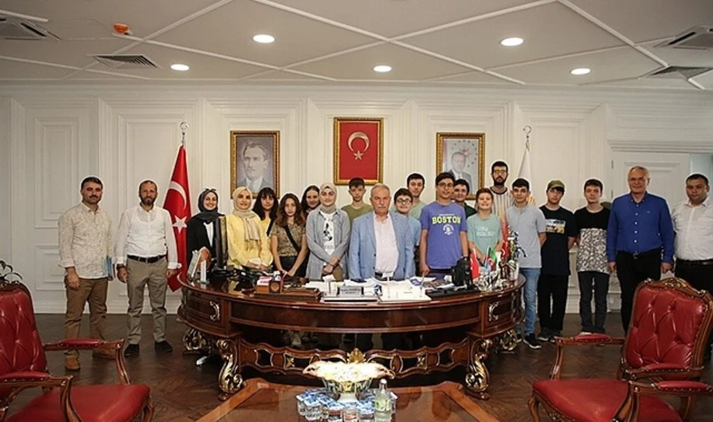 LGS'de başarıyı yakalayan öğrenciler sevinçlerini Başkan Demirtaş'la paylaştı 