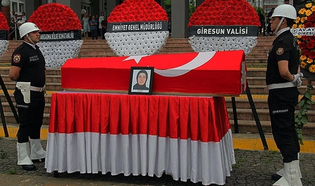 Lunapark'taki eğlence treni kazasında ölen komiser yardımcısı bayan polis için tören düzenlendi
