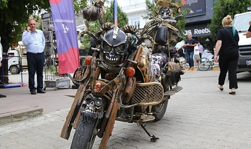Mad Max filminden esinlendi, kendi motosikletini yaptı