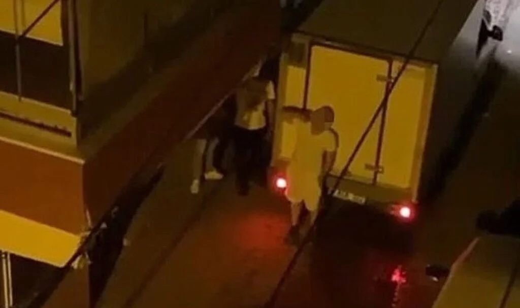 Maganda kâbusu! Çarptıkları evin sahiplerini tehdit ettiler