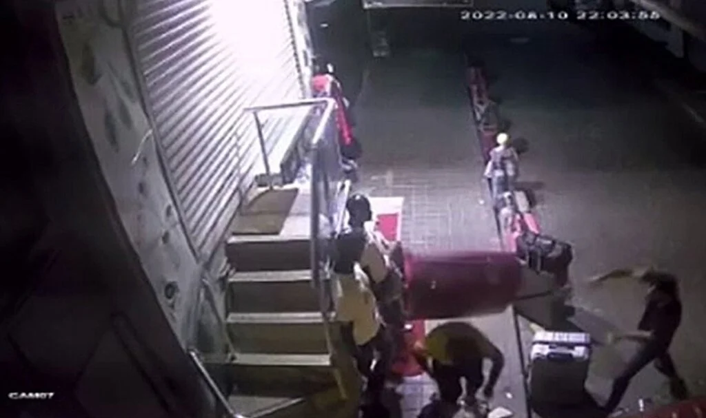 Mağaza sahibi hırsızlık şüphelisini valizle dövdü