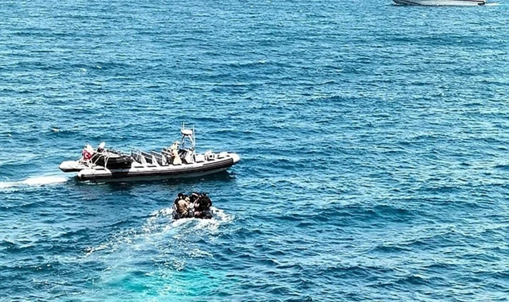 Mahsur kalan 47 göçmen 'Sualtı Taarruz Timleri' tarafından kurtarıldı