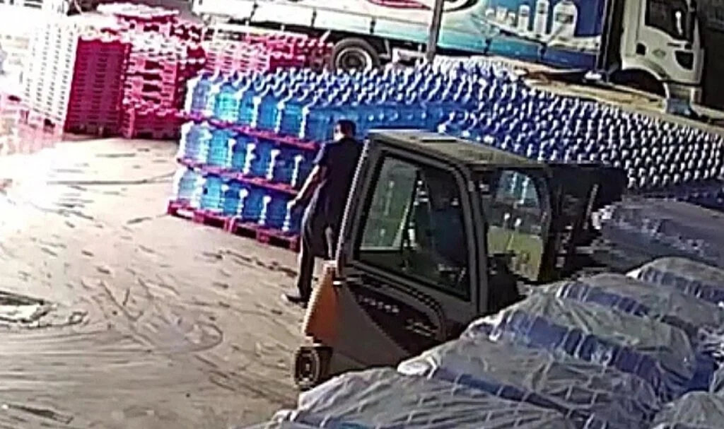 Maltepe’de işçinin, geri geri gelen forklift altında kaldığı anlar kamerada