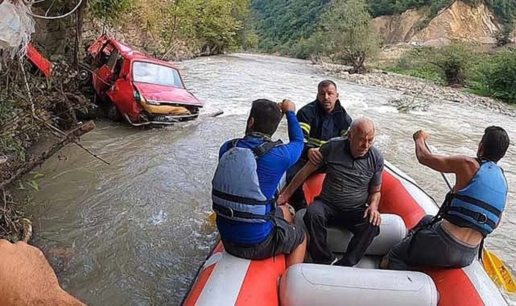 Melen Çayı'na devrilen otomobilin sürücüsünü raftingciler kurtardı