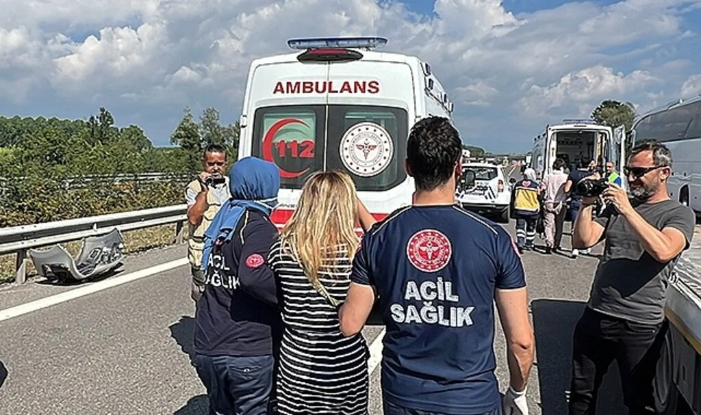 Meraklı sürücüler ambulansa yol vermeyince polis müdahale etti