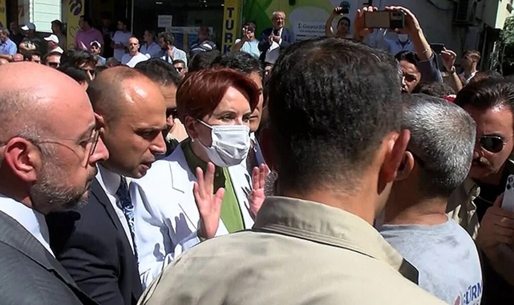 Meral Akşener vatandaşa bağırdı, korumalar zor kullanarak uzaklaştırdı