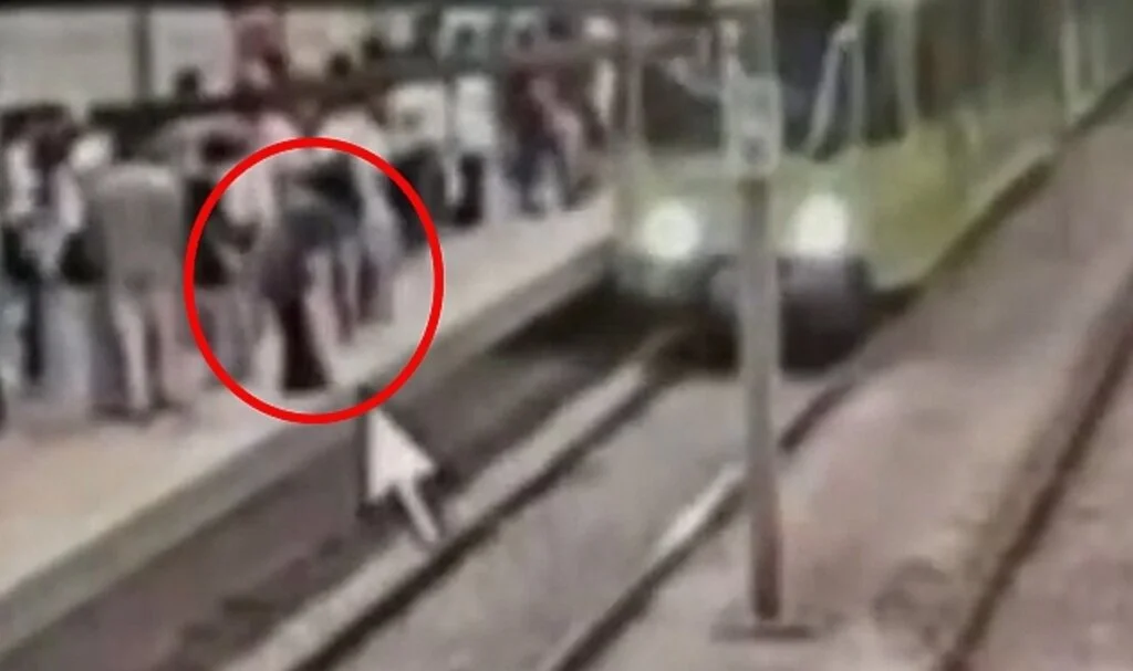 Metronun önüne atlayan kişi, makinistin dikkati ile hayatta kaldı!