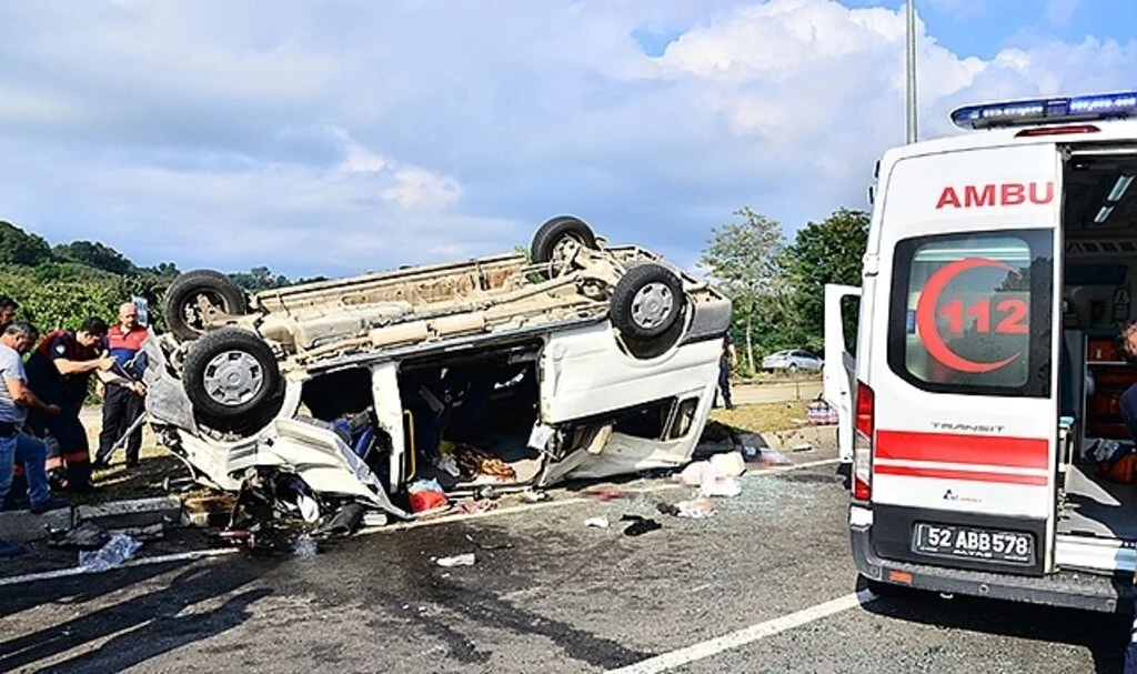 Mevsimlik tarım işçilerini taşıyan minibüs ile hafif ticari araç çarpıştı: 1 ölü, 19 yaralı