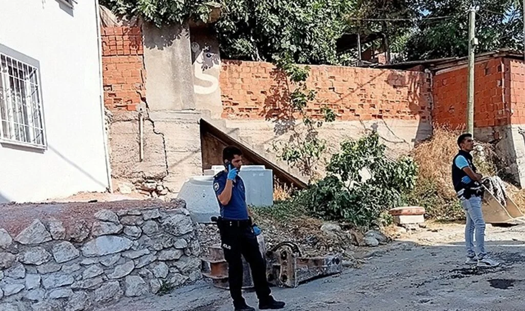 Meyve toplamak için çıktığı ağaçtan düşen kadın hayatını kaybetti