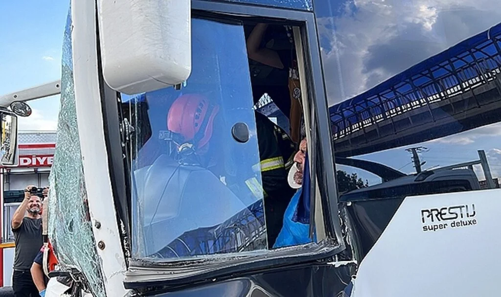 Minibüs tıra arkadan çarptı, sürücü zorlukla kurtarıldı
