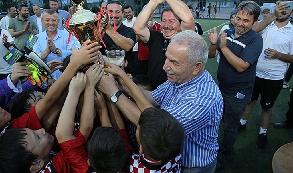Miniklerin kupa ve madalyası Başkan Demirtaş'tan