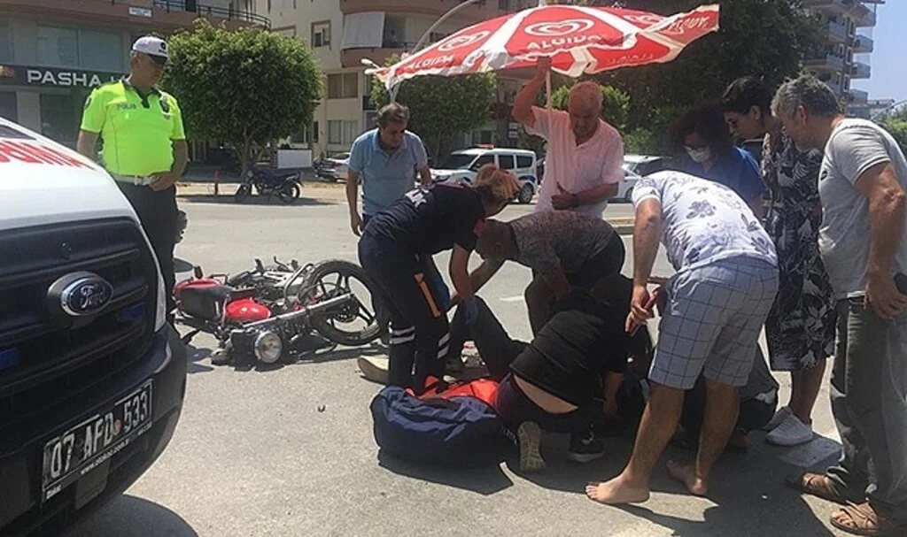 Motosiklet ile otomobil çarpıştı: 1’i ağır, 2 yaralı