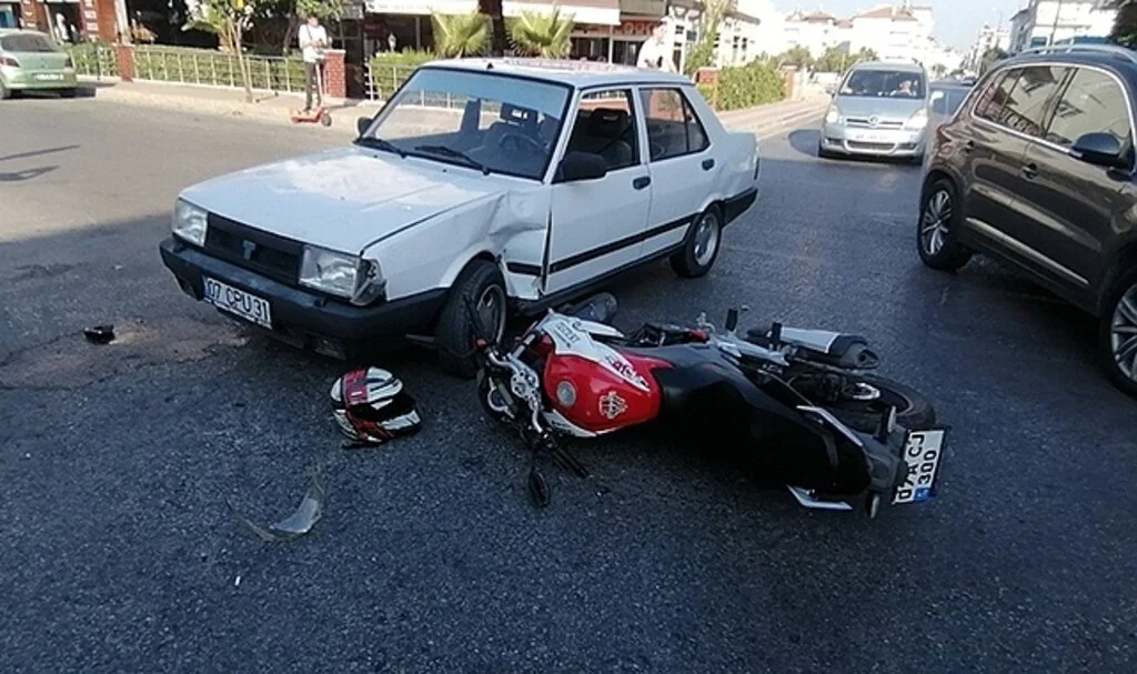 Motosiklet sürücüsü, başındaki kask sayesinde kazayı ucuz atlattı