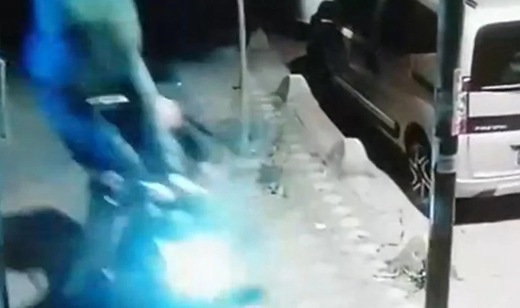 Motosikletini çalan hırsızı uçan tekme ile nakavt etti