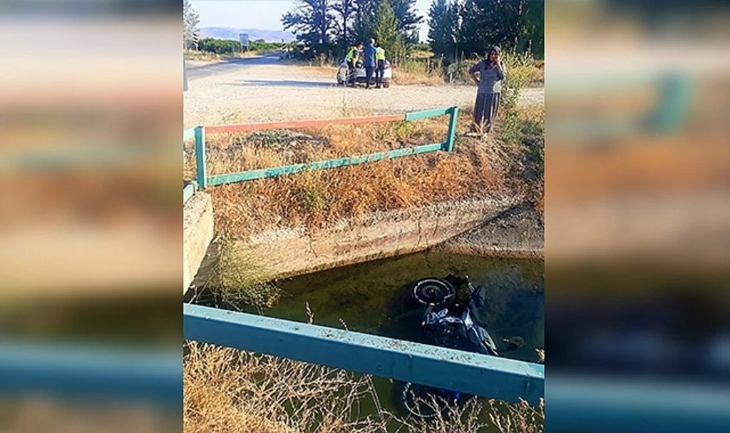 Motosikletiyle kanala uçan sürücü hayatını kaybetti