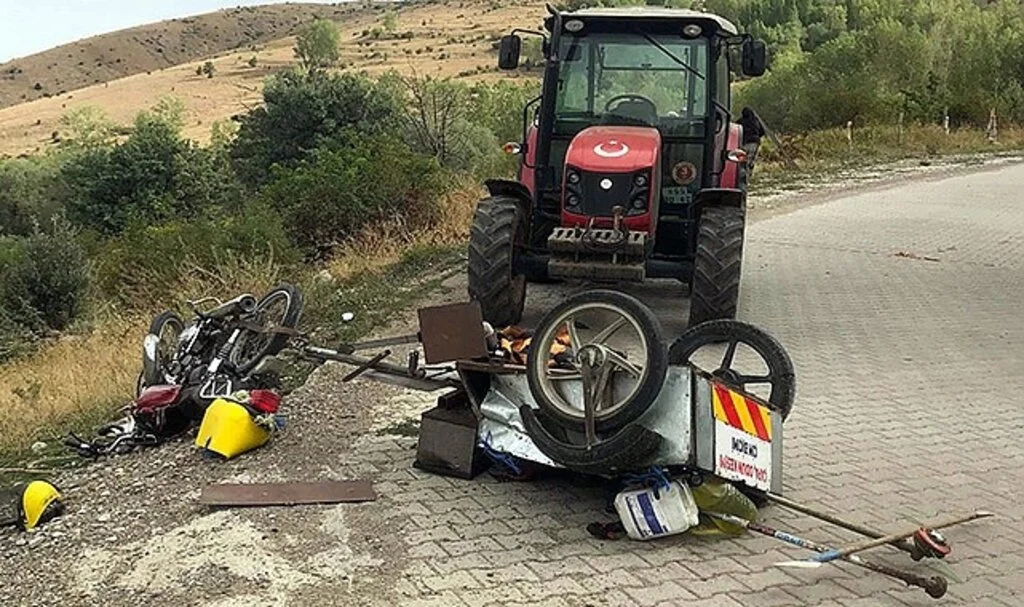 Motosikletle traktör çarpıştı: 1 yaralı