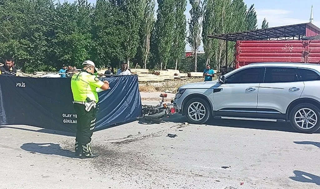 Motosikletli gencin hayatını kaybettiği kaza kamerada