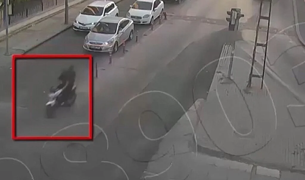 Motosikletli kapkaççılar kameraya yakalandı