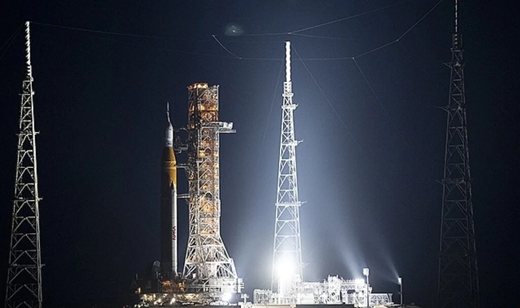 NASA'nın yeni Ay roketi rampaya yerleştirildi