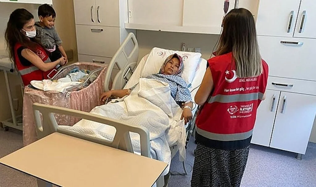 Nehrin ortasında ölümün kıyısında bota tutunarak doğum yaptı