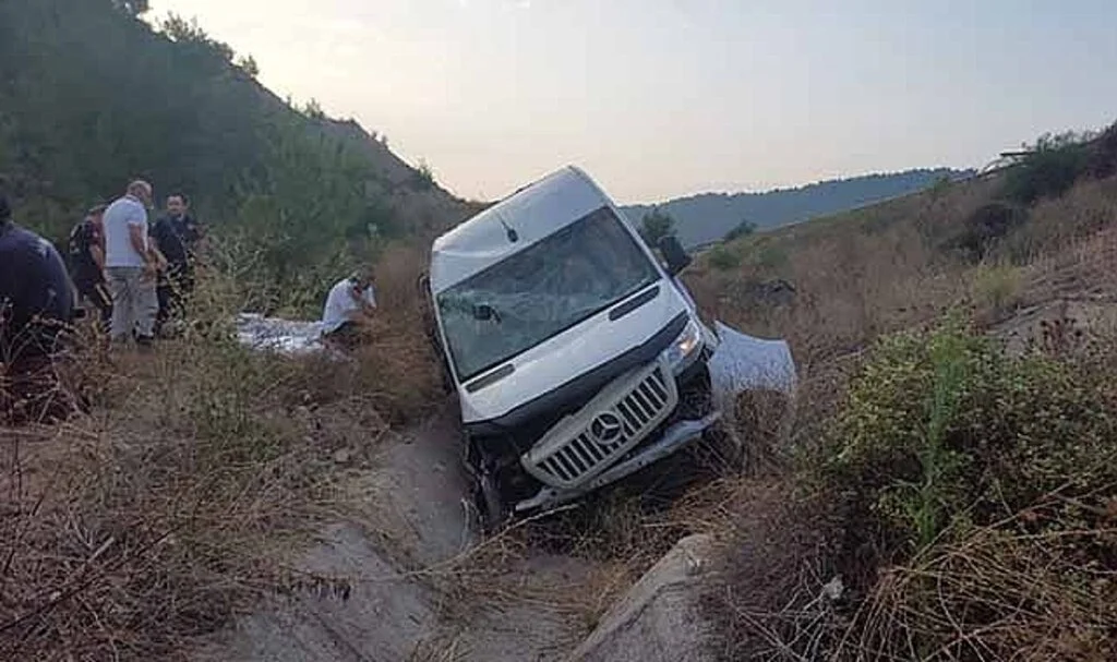 Nişandan dönerken minibüsleri sulama kanalına devrildi: 3'ü ağır 10 yaralı