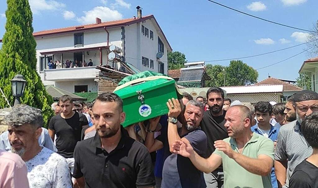 Nişanlısının gözleri önünde boğulan genç, son yolculuğuna uğurlandı