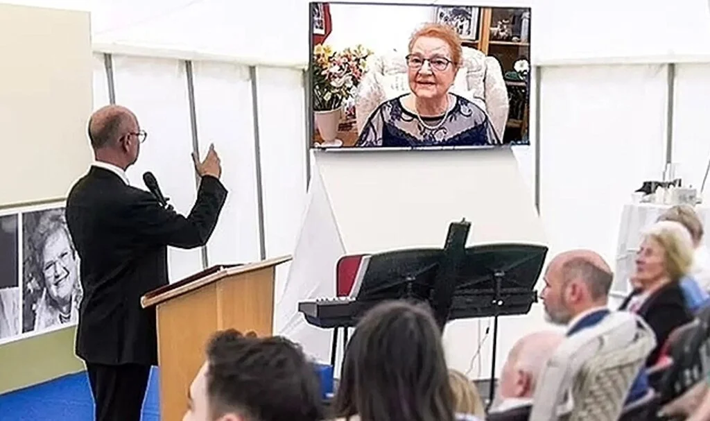 Ölen kadın 'kendi cenazesinde konuşma' yaptı