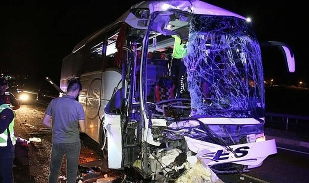 Ölü ve yaralılar var! Otobüs, TIR'a çarptı!