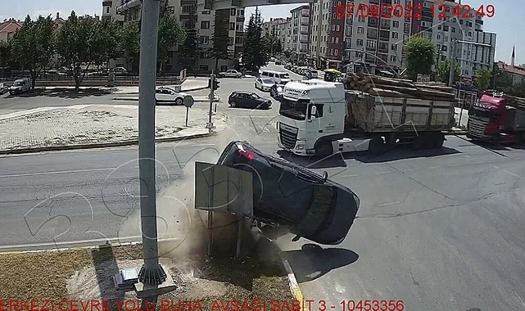 Ölüm kavşağındaki kaza güvenlik kamerasında