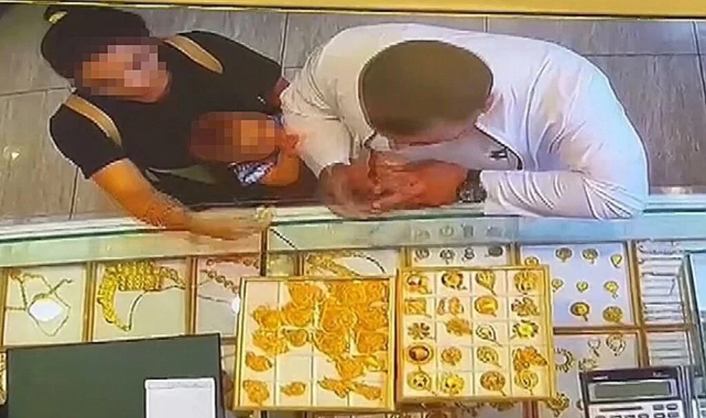 Önce baktı sonra da 70 bin liralık kolyeleri bebeğin elbisesine saklayarak çaldı