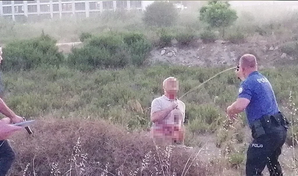 Önce beraber tatile geldiği kadını, sonra kendini bıçakladı