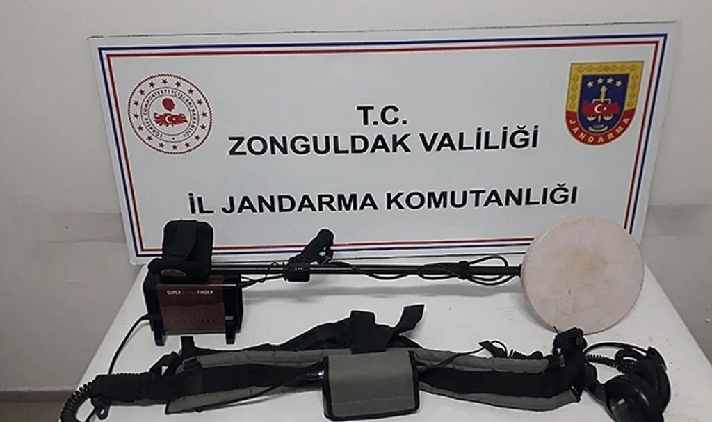  Ormanda define ararken jandarmaya yakalandılar