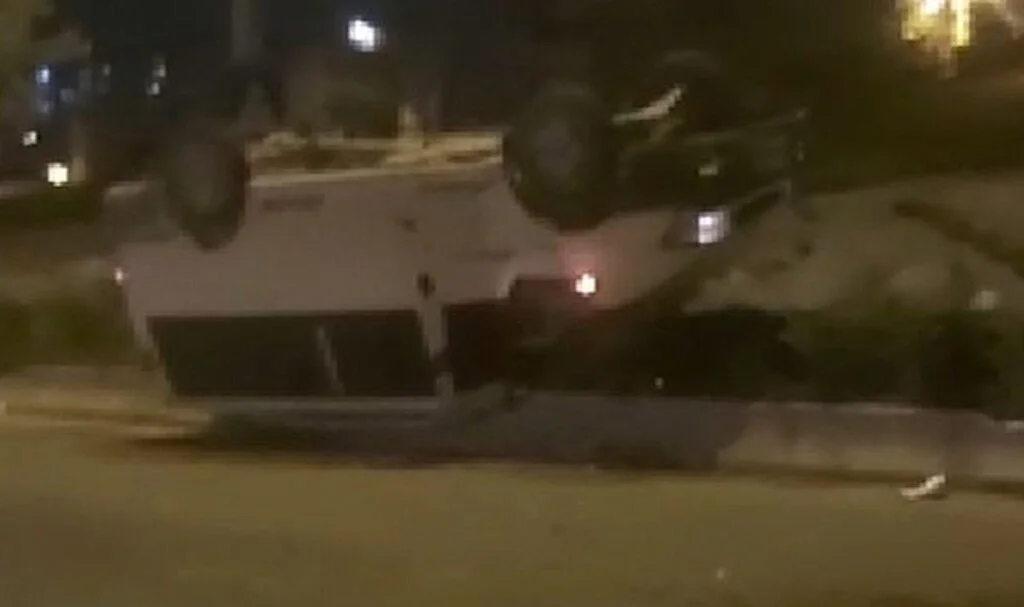 Orta refüje çarpan araç takla attı: 1 ölü 1 ağır yaralı