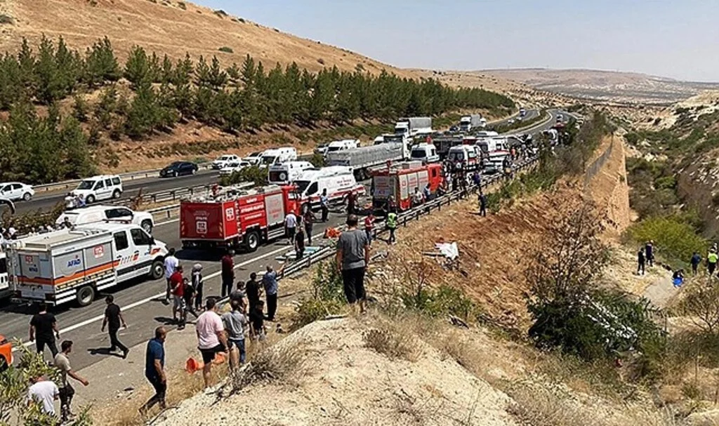 Otobüs, itfaiye, ambulans ve canlı yayın aracının karıştığı zincirleme kaza: 15 kişi hayatını kaybetti