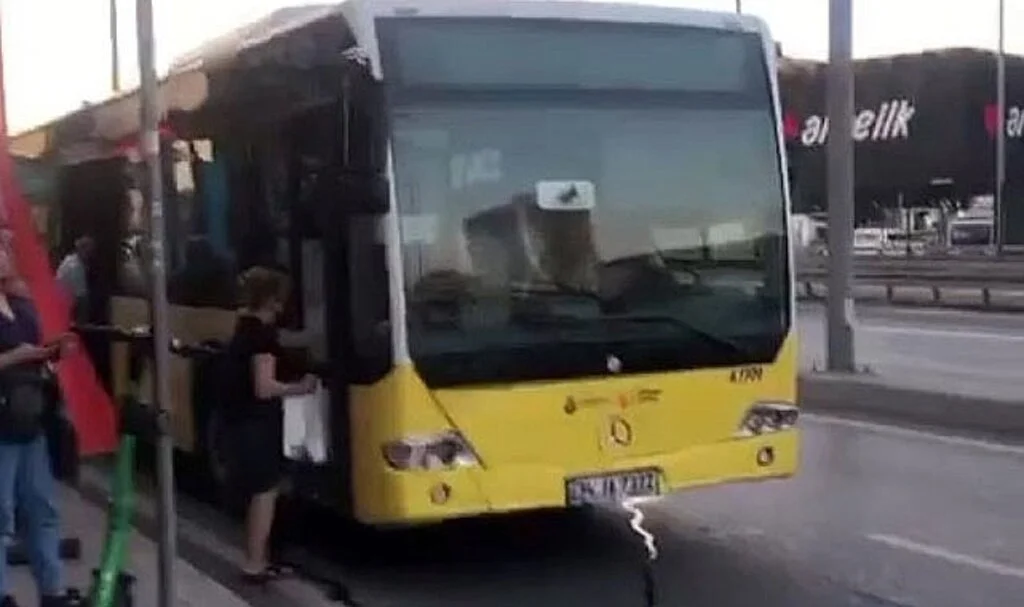 Otobüs şoförü durakta otobüsü durdurdu, vatandaşların üstüne yürüdü