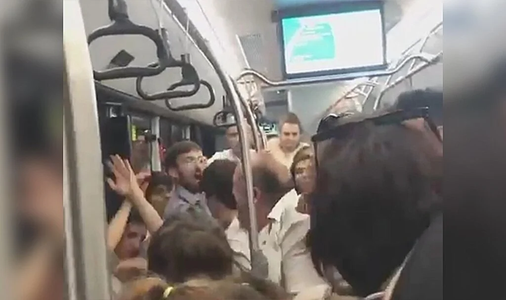 Otobüste tekme tokat birbirlerine girdiler