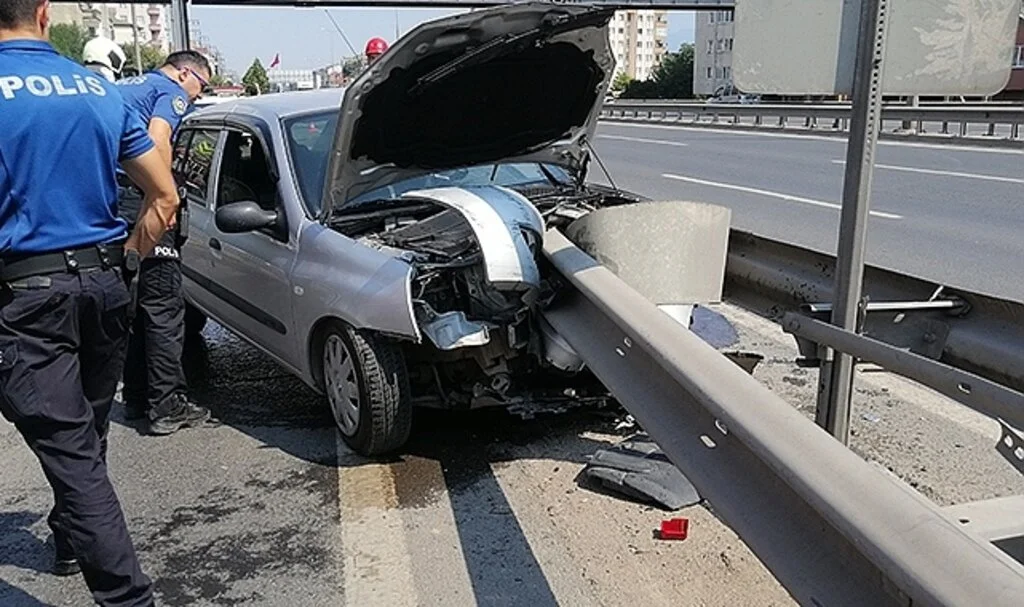 Otomobil bariyerlere ok gibi saplandı: 1 ağır yaralı
