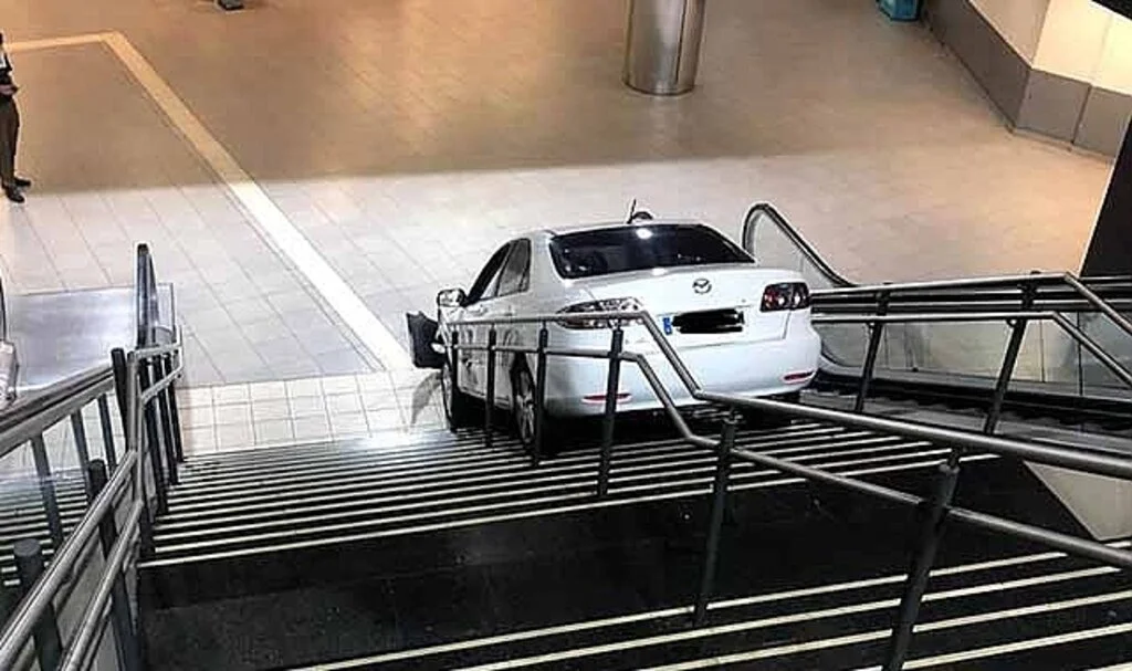 Otomobil çalan hırsız, metro merdiveninde sıkıştı